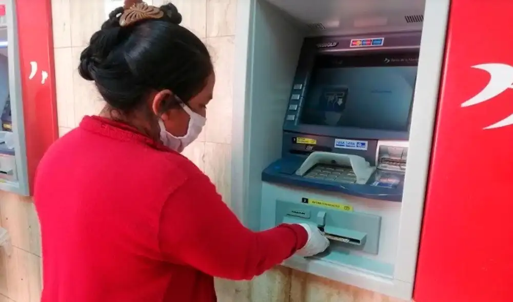El bono 600 podrá ser retirado en cajeros automáticos con la banca celular. Foto: Andina