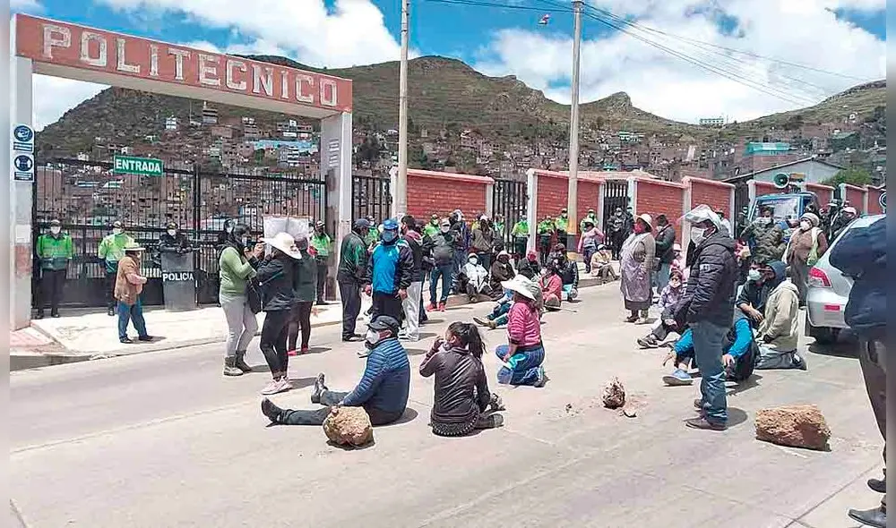 Policías. Miembros del orden cercaron colegio para que se ejecute diligencia. Policías. Miembros del orden cercaron colegio para que se ejecute diligencia.