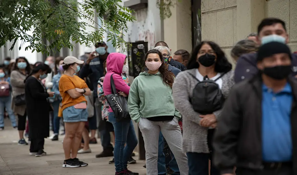 Chile lleva varias semanas en una campaña de vacunación contra la COVID-19 y además lanzó una serie de beneficios sociales para la población. Foto: AFP Chile lleva varias semanas en una campaña de vacunación contra la COVID-19 y además lanzó una serie de beneficios sociales para la población. Foto: AFP