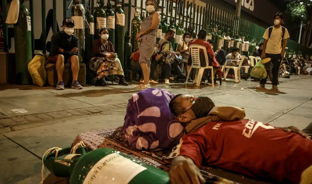 Familiares de pacientes con COVID-19 realizan largas colas para poder adquirir oxígeno medicinal. Foto: John Reyes/La República