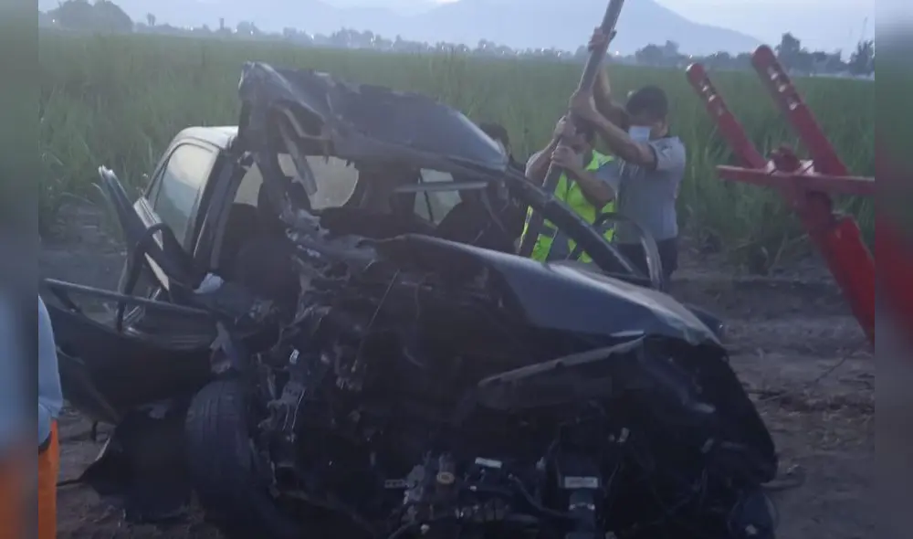 Los ocupantes del automóvil tuvieron que ser rescatados. Foto PNP Los ocupantes del automóvil tuvieron que ser rescatados. Foto PNP