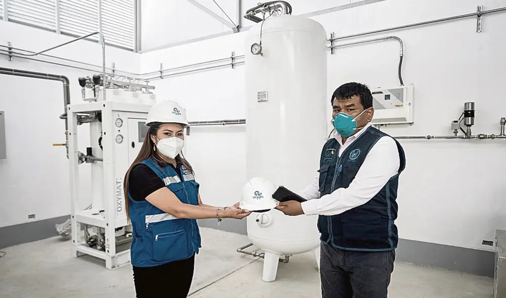 A paso lento. La jefa del proyecto de la UNI con el Minsa, Elizabeth Chahuares, entrega una de las 5 plantas al director del Hospital San José de Chincha, Víctor Donayre. Foto: difusión