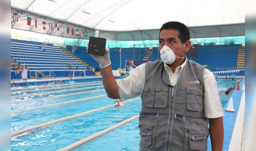 Especialistas recomiendan hacer un correcto uso de los químicos en el tratamiento de las piscinas y no permanecer mucho tiempo en ellas. Foto: Minsa