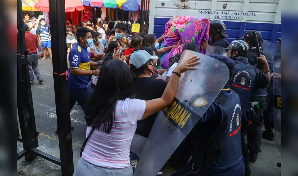 Comerciantes informales se resisten a dejar las calles peatonalizadas por la comuna. Foto: MPT Comerciantes informales se resisten a dejar las calles peatonalizadas por la comuna. Foto: MPT