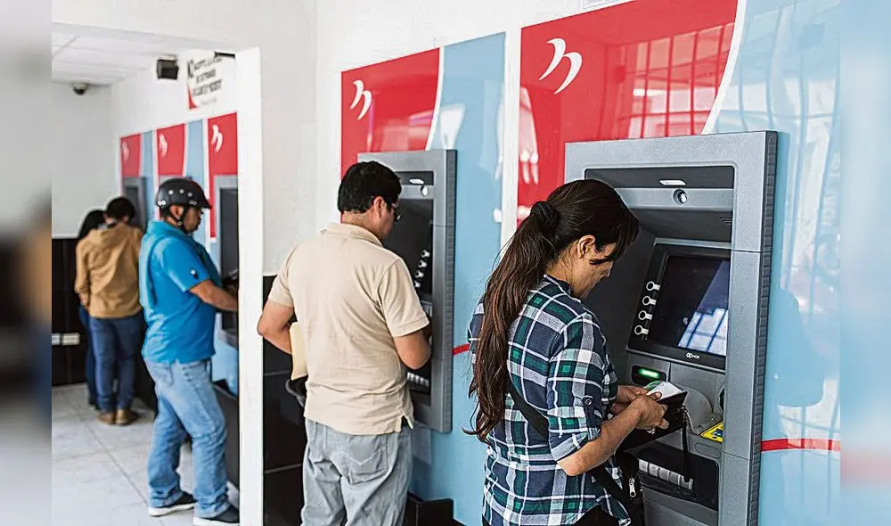 En el banco. El cobro del subsidio puede ser por cajero. Foto: Omar Lucas En el banco. El cobro del subsidio puede ser por cajero. Foto: Omar Lucas