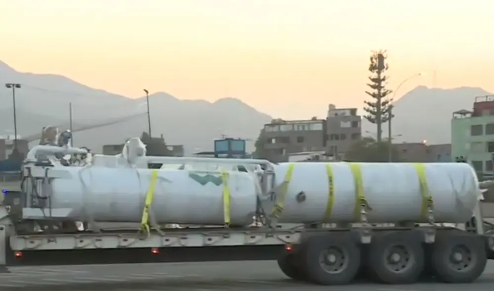 Traslado. La planta de oxígeno será ensamblada en el Hospital Loayza por miembros del Ejército. Foto: captura América TV