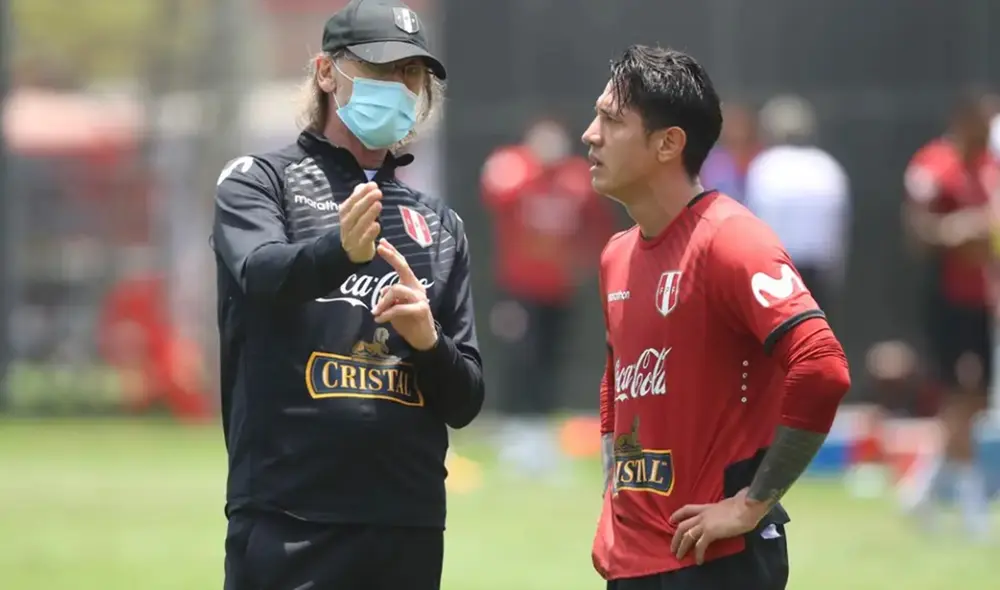 Gareca dándole indicaciones a Lapadula en la Videna. Foto: FPF