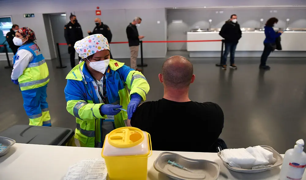 En España actualmente se vacuna a las personas que están en la primera línea de acción contra el coronavirus. Foto: AFP