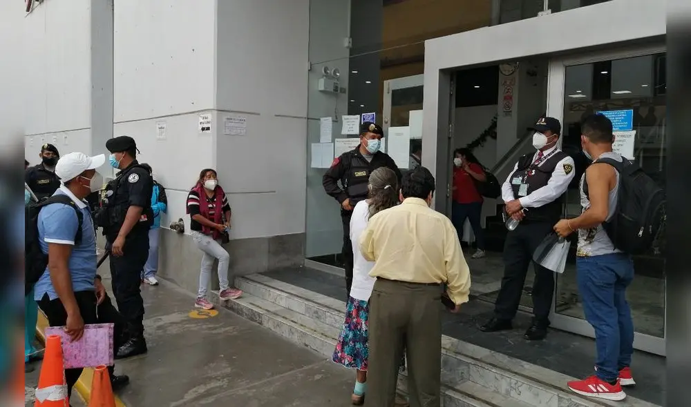 Los beneficiarios fueron divididos en cuatro grupos para la entrega del bono 600 soles en distintas fechas. Foto: La República/Jaime Mendoza Ruiz Los beneficiarios fueron divididos en cuatro grupos para la entrega del bono 600 soles en distintas fechas. Foto: La República/Jaime Mendoza Ruiz