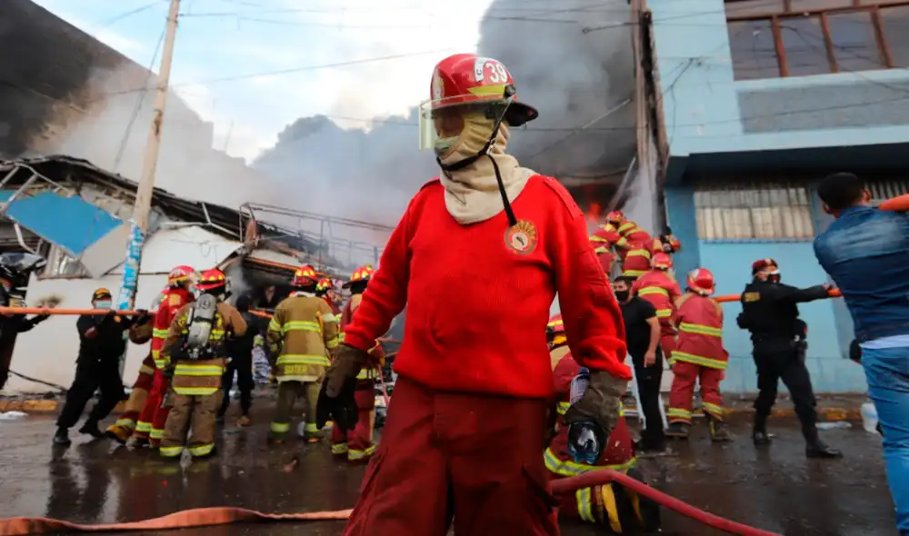 Bomberos atienden diversas emergencias que se suscitan durante la pandemia. Foto: difusión Bomberos atienden diversas emergencias que se suscitan durante la pandemia. Foto: difusión