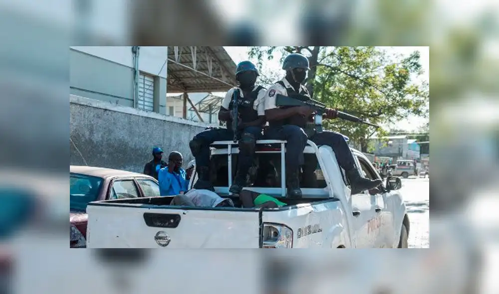 Algunos prisioneros capturados son retenidos en un camión por la prisión de Croix-des-Bouquets. Foto: AFP Algunos prisioneros capturados son retenidos en un camión por la prisión de Croix-des-Bouquets. Foto: AFP