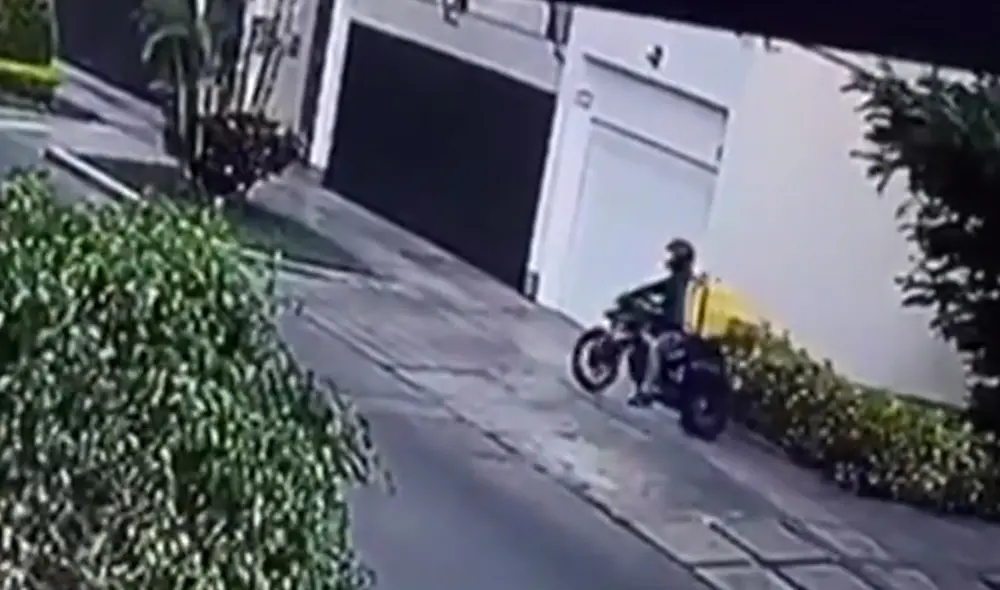 Malhechor estacionó su motocicleta al inicio de un pasaje para facilitar su huida. Foto: captura de Canal N