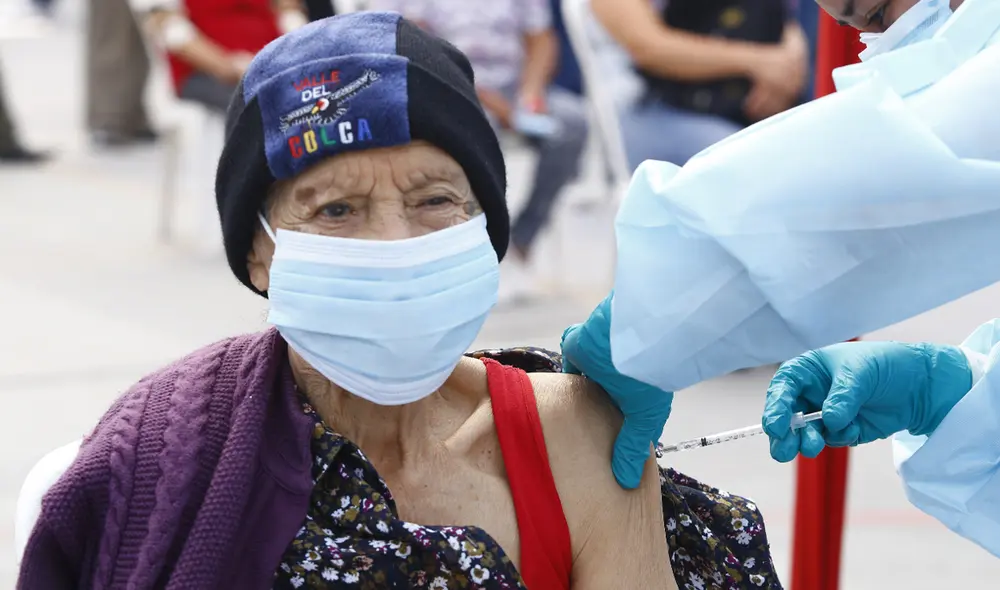 Dentro de los adultos mayores, se priorizará a quienes tengan condiciones crónicas. Foto: La República Dentro de los adultos mayores, se priorizará a quienes tengan condiciones crónicas. Foto: La República