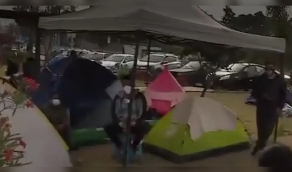 Personas viven un drama a la espera de información sobre el estado de salud de sus seres queridos. Foto: captura de pantalla América Tv Personas viven un drama a la espera de información sobre el estado de salud de sus seres queridos. Foto: captura de pantalla América Tv