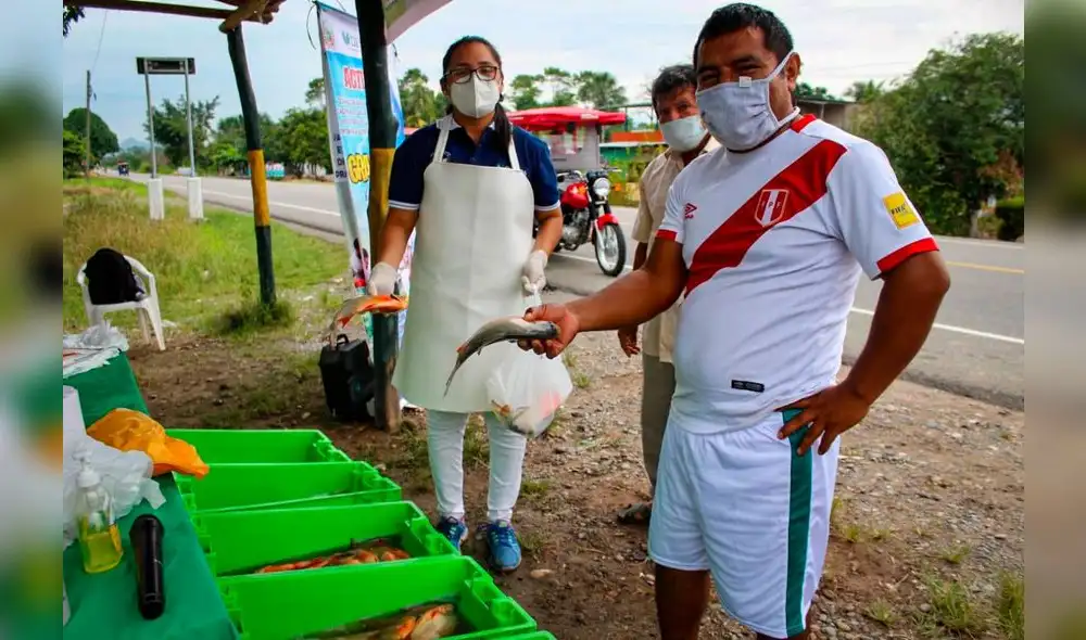 Los municipios de Santo Domingo de Anda y Luyando entregaron 11 toneladas de alimento para peces. Foto: Devida