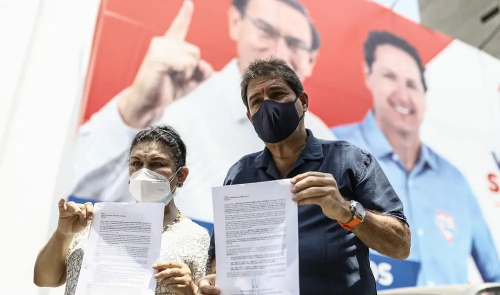 Militantes como Juan Carlos Zurek y Nora Bonifaz anuncian la renuncia a sus militancias. Foto: Aldair Mejía/La República Militantes como Juan Carlos Zurek y Nora Bonifaz anuncian la renuncia a sus militancias. Foto: Aldair Mejía/La República