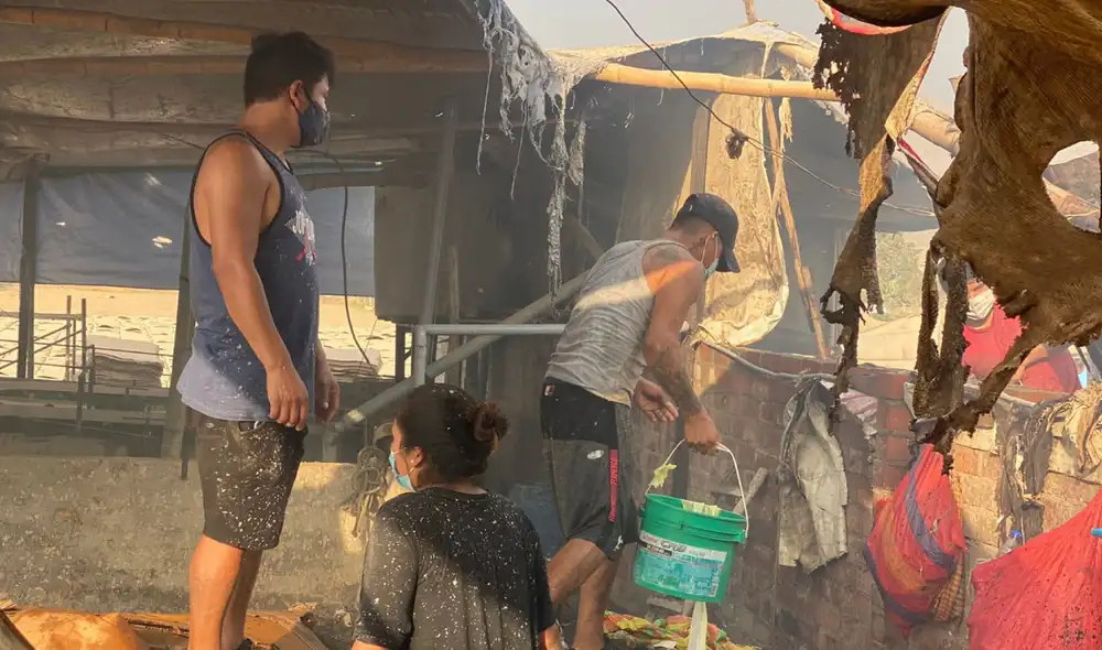 Un total de 33 bomberos llegaron para atender el siniestro. Foto: Raúl Egusquiza/URPI-GLR Un total de 33 bomberos llegaron para atender el siniestro. Foto: Raúl Egusquiza/URPI-GLR