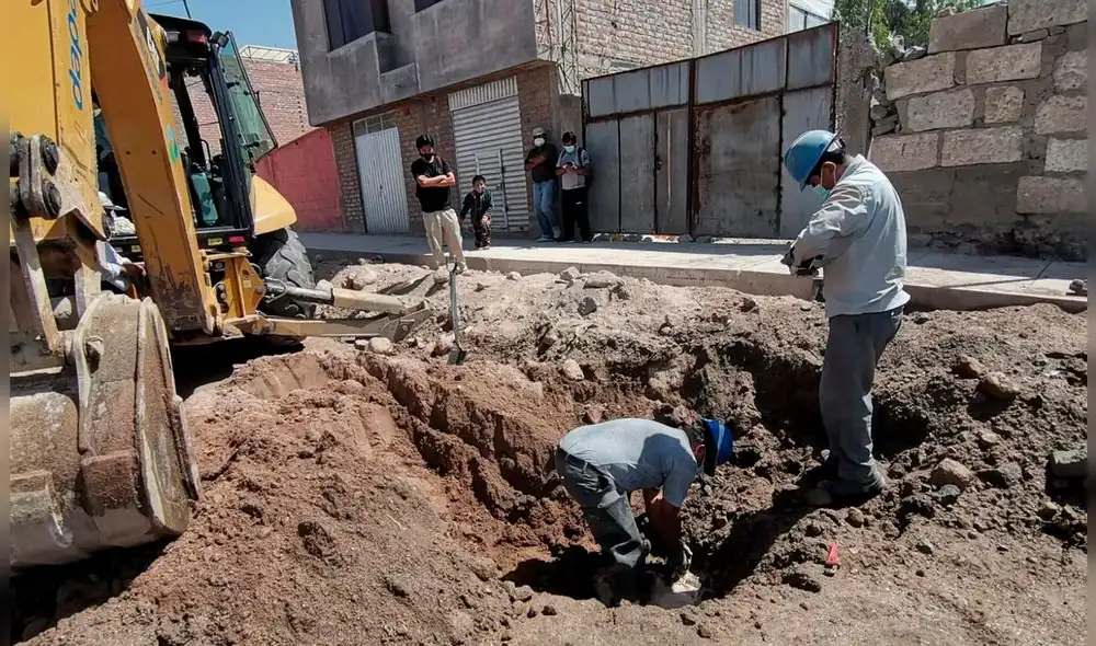 Personal necesitó maquinaria pesada para retirar conexiones clandestinas. Foto: Sedapar