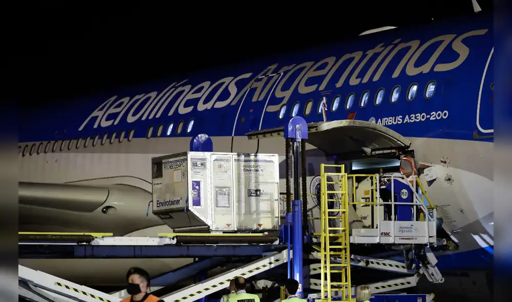 El jueves 25 llegaron las primeras 904.000 dosis de Sinopharm a Argentina. Foto: EFE