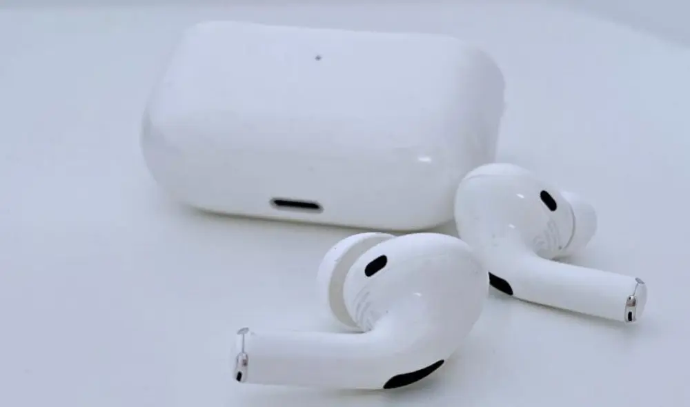 A veces, los airpods puede descalibrarse y perder su batería a distinta velocidad. Foto: La Manzana Mordida.