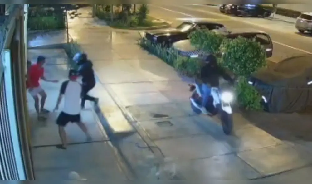 Padre e hijo esperaban junto a sus mascotas la llegada de un pedido por delivery. Foto: captura de Canal N