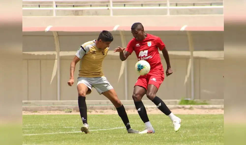 El juvenil Matías Lazo en la zaga de Melgar enfrentando a Arango (Foto: Club Melgar)