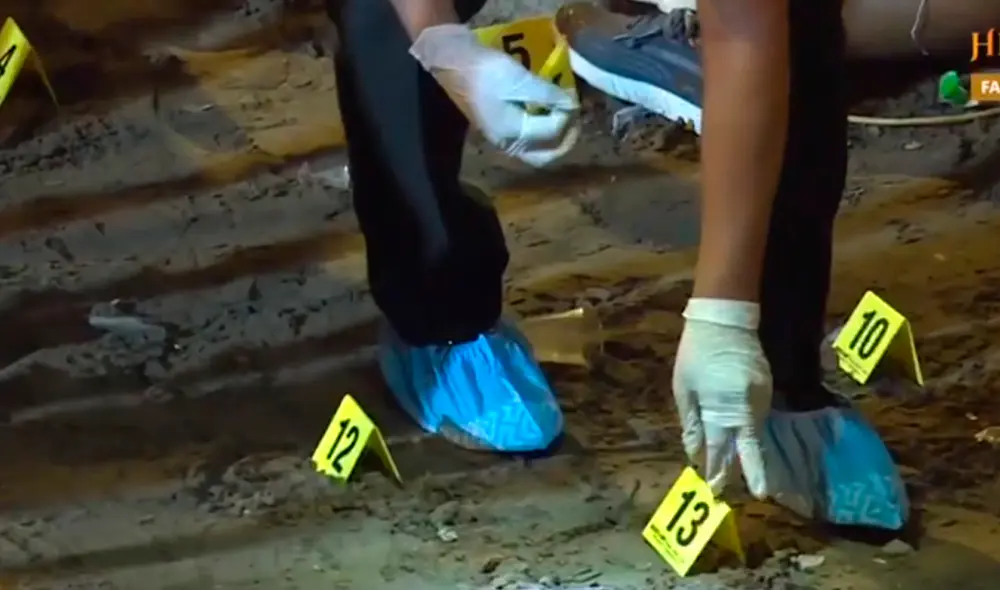 Peritos hallaron 24 casquillos de bala en la zona. Foto: captura de América TV Peritos hallaron 24 casquillos de bala en la zona. Foto: captura de América TV