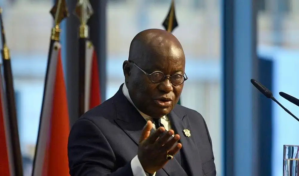 Akufo instó a los ciudadanos del estado africano a ignorar las teorías de conspiración que rodean a las vacunas contra el coronavirus. Foto: AFP Akufo instó a los ciudadanos del estado africano a ignorar las teorías de conspiración que rodean a las vacunas contra el coronavirus. Foto: AFP