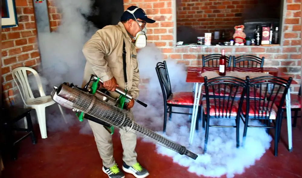Fumigación de viviendas en Tongorrape inició este lunes y se realizarán de forma espaciada por los siguientes días. Foto: Geresa Lambayeque