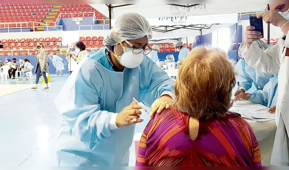 Protegidos. El proceso de inmunización continuó ayer con el personal administrativo de los hospitales. En Lima fue el turno del Casimiro Ulloa. Foto: difusión Protegidos. El proceso de inmunización continuó ayer con el personal administrativo de los hospitales. En Lima fue el turno del Casimiro Ulloa. Foto: difusión