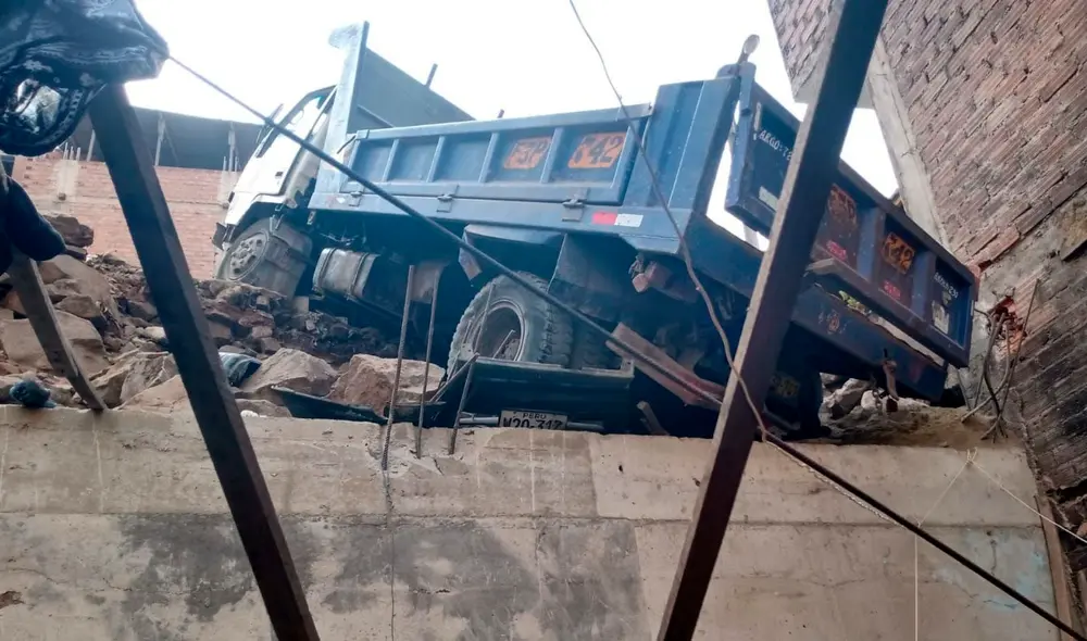 Camión será retirado de la pendiente para evitar un accidente mayor. Foto: César Zorrilla / URPI-GLR