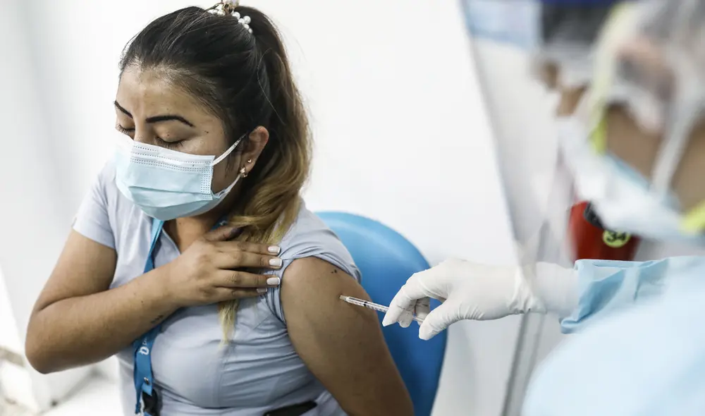 Desde esta semana empezará la aplicación de la segunda dosis a quienes les corresponda. Foto: La República