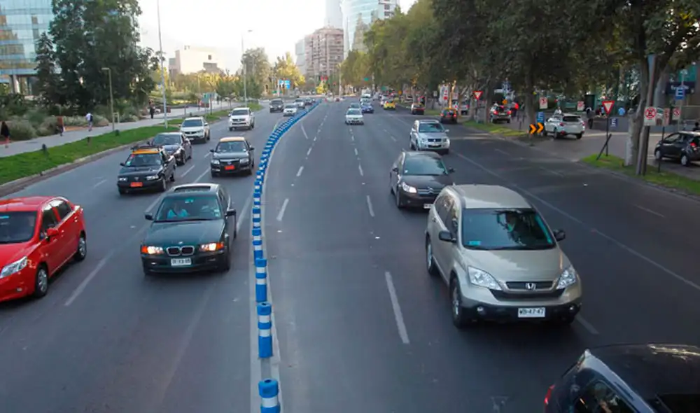 Los propietarios de automóviles particulares tendrán este mes de marzo para pagar el permiso de circulación 2021. Foto: El Mercurio
