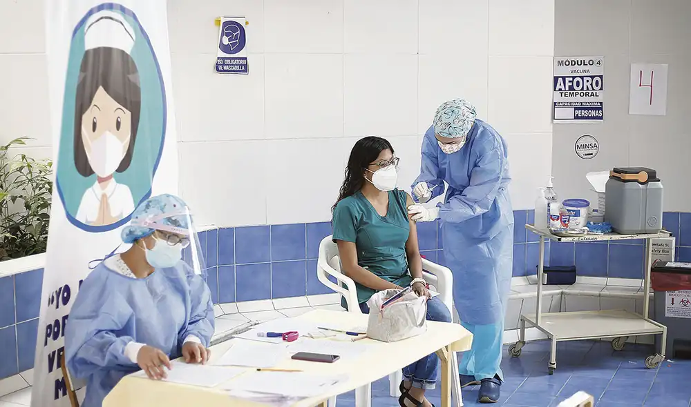 Protegidas. En el Hospital del Niño de Breña se inició ayer la aplicación de la segunda dosis de la vacuna. El personal de las áreas críticas expresó su satisfacción y renovó sus ganas de seguir. Foto: Antonio Melgarejo/La República
