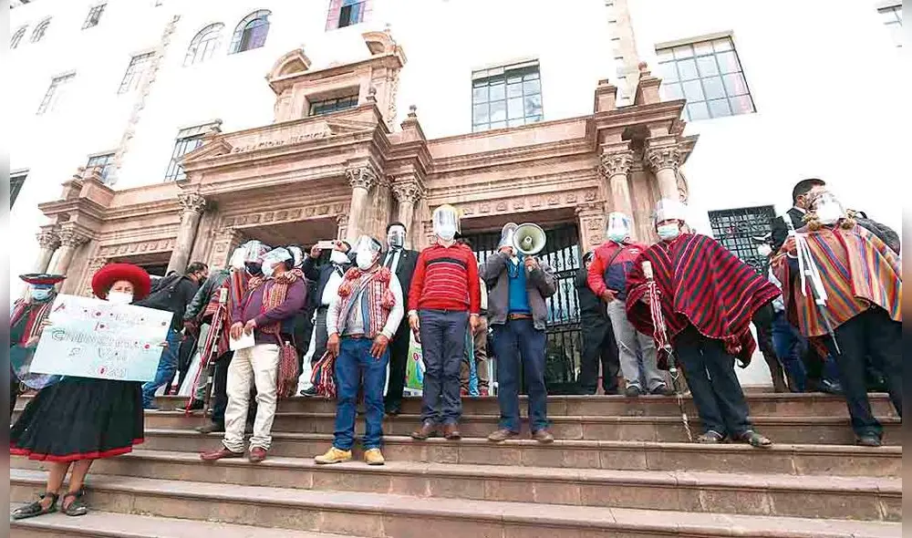 Marcha. Cientos de cusqueños, sin respetar el distanciamiento, protestaron en contra de quienes quieren frenar Chinchero. Marcha. Cientos de cusqueños, sin respetar el distanciamiento, protestaron en contra de quienes quieren frenar Chinchero.