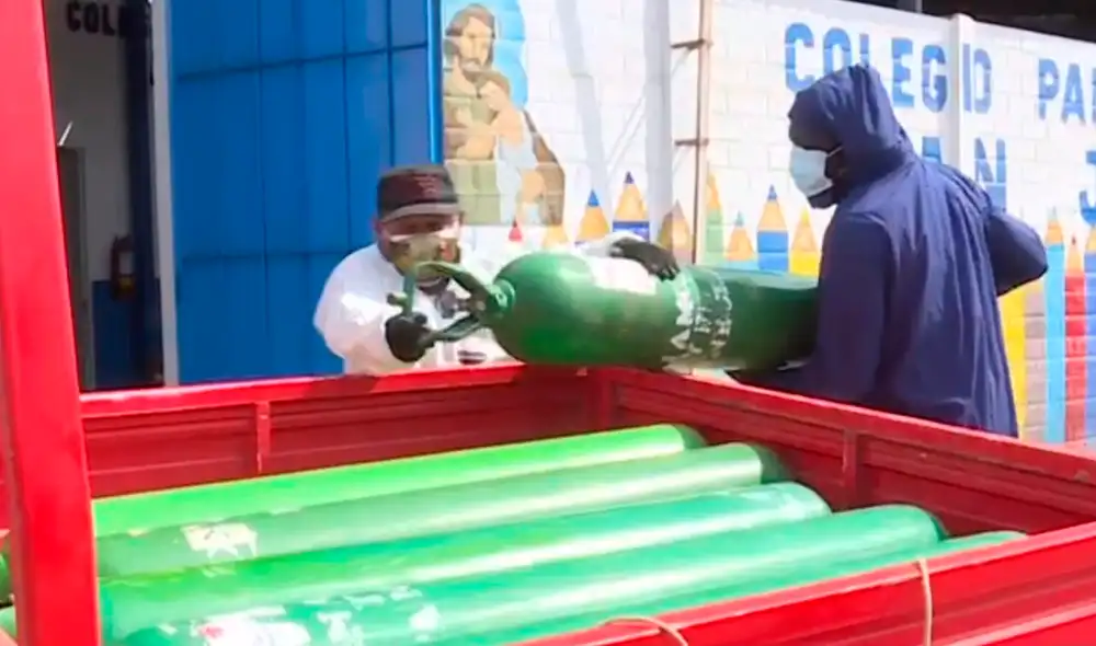 El padre oriundo de Ghana traslada los balones a quienes más los necesitan. Foto: captura América TV
