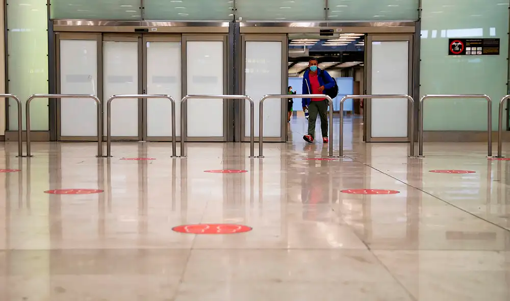 El tráfico de pasajeros internacionales cayó un 60% con respecto a 2019 debido a la pandemia de COVID-19. Foto: EFE