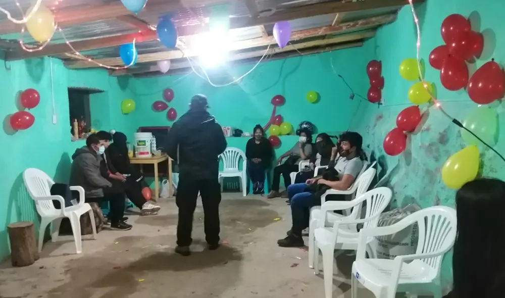 Los nueve intervenidos fueron identificados y multados por infringir las normas sanitarias. Foto: PNP