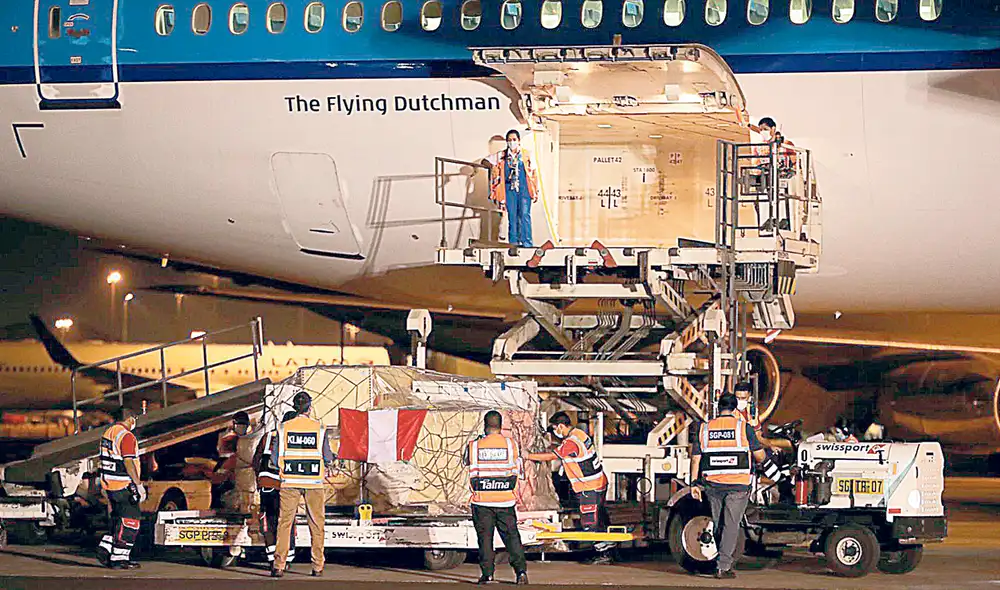 Primer lote. El avión de la empresa KLM llegó al Perú con las primeras vacunas de Pfizer. Es el primer envío de las 250.000 dosis previstas para marzo. Foto: difusión Primer lote. El avión de la empresa KLM llegó al Perú con las primeras vacunas de Pfizer. Es el primer envío de las 250.000 dosis previstas para marzo. Foto: difusión