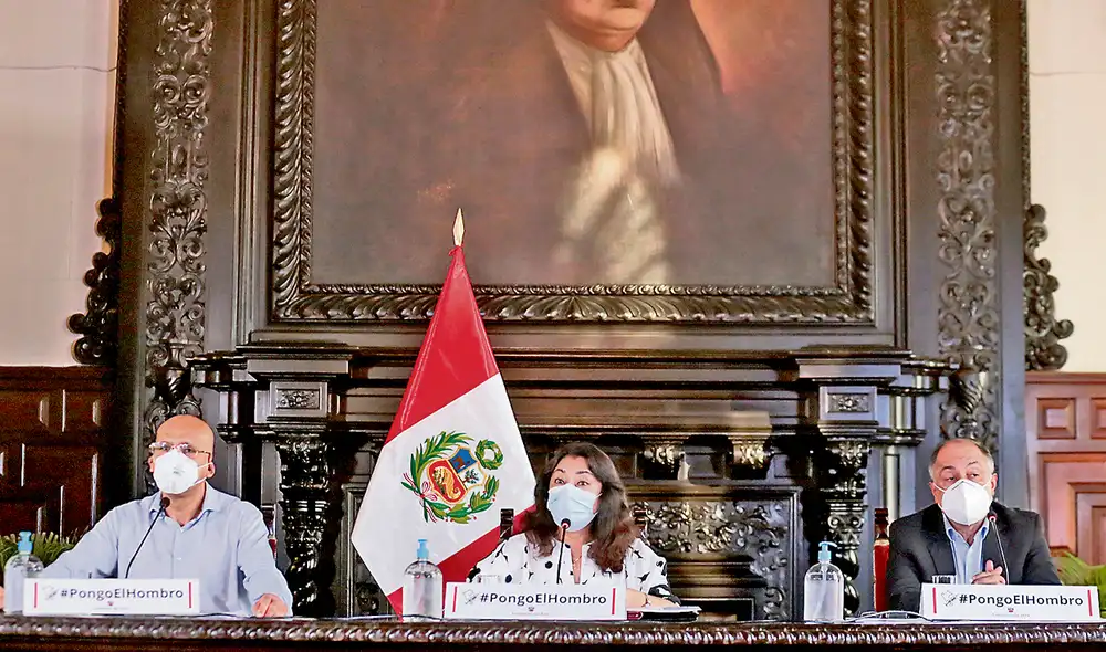 Anuncios. Violeta Bermúdez flanqueada por los ministros de Economía, Waldo Mendoza, y de Trabajo, Javier Palacios, difundió medidas. Foto: Andina