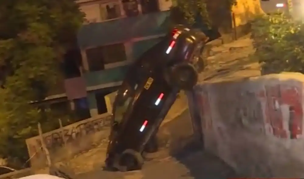 Vecinos de la zona indicaron que lo angosto de la vía ha causado varios accidentes. Foto: captura Panamericana Televisión