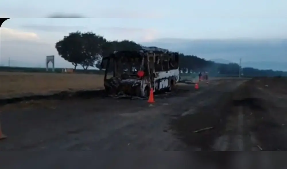 Extorsionadores quemaron bus en un paraje desolado de Chocope. Foto: Facebook Unidos por Paiján