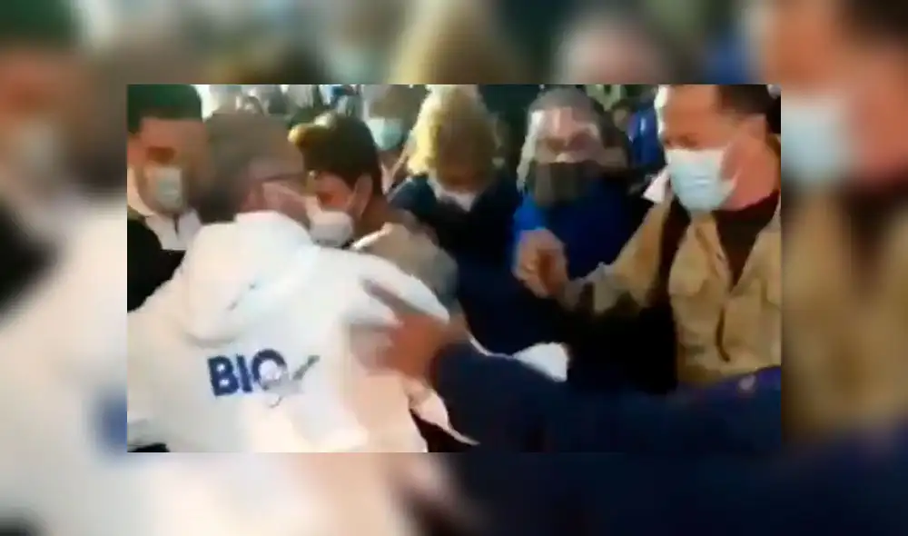 Momento en el que pasajeros se niega a hacer y pagar la prueba PCR en el aeropuerto. Foto: captura de video/Twitter Momento en el que pasajeros se niega a hacer y pagar la prueba PCR en el aeropuerto. Foto: captura de video/Twitter