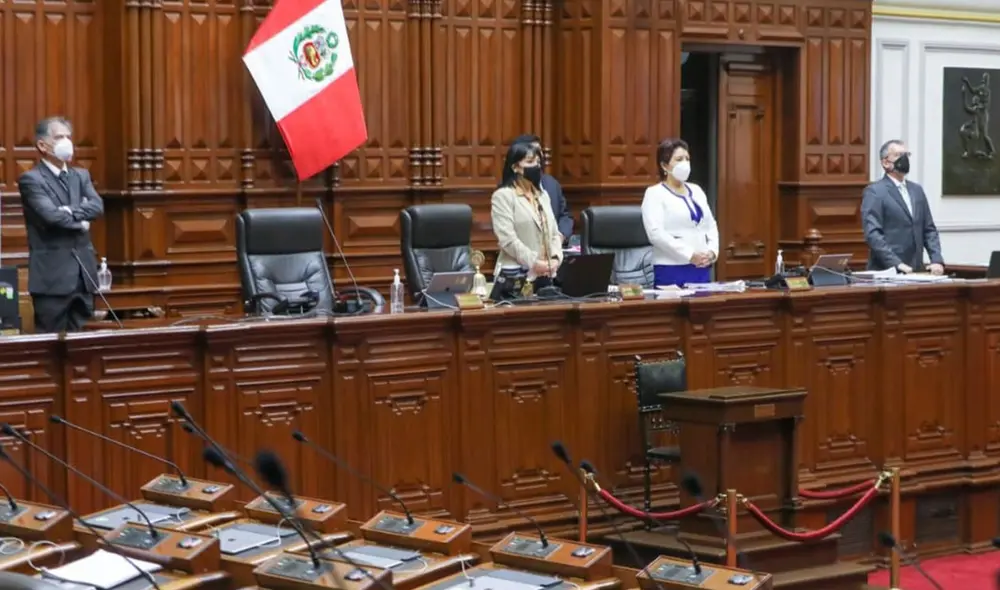 Miembros de la Mesa Directiva se pusieron de pie durante el minuto de silencio por muerte del congresista Hipólito Chaiña. Foto: Congreso Miembros de la Mesa Directiva se pusieron de pie durante el minuto de silencio por muerte del congresista Hipólito Chaiña. Foto: Congreso