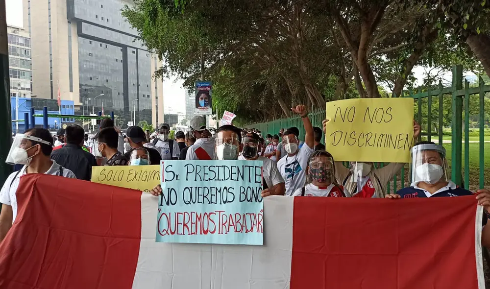 Trabajadores de casinos y tragamonedas toman las calles para solicitar que reactiven su rubro. Foto: Mary Luz Aranda / URPI-GLR Trabajadores de casinos y tragamonedas toman las calles para solicitar que reactiven su rubro. Foto: Mary Luz Aranda / URPI-GLR