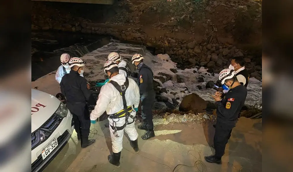 Policía de Rescate se apersonó hasta el lugar, donde también encontraron colchones y cobijas que pertenecerían a los recicladores que pernoctan cerca. Foto: Raúl Egusquiza/ URPI-GLR Policía de Rescate se apersonó hasta el lugar, donde también encontraron colchones y cobijas que pertenecerían a los recicladores que pernoctan cerca. Foto: Raúl Egusquiza/ URPI-GLR