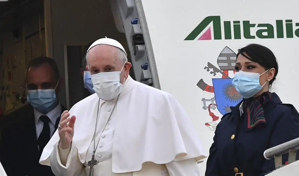 Francisco fue recibido por el primer ministro iraquí, Mustafa Al-Kadhimi tras cuatro horas y media de viaje. Foto: AFP