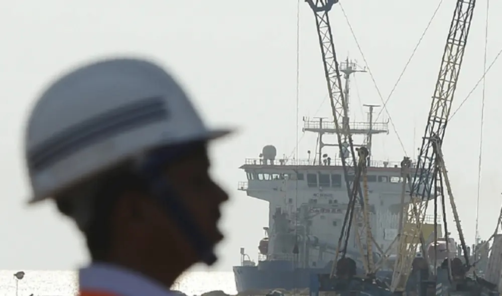 El gremio de trabajadores portuarios considera clave la autorización del Gobierno para que empresas privadas importen vacunas. Foto: AFP El gremio de trabajadores portuarios considera clave la autorización del Gobierno para que empresas privadas importen vacunas. Foto: AFP
