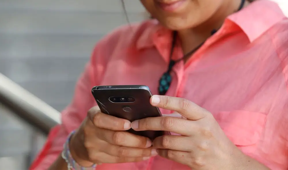 La persona beneficiaria debe registrar una línea telefónica a su nombre para recibir las claves de acceso y cobro del Bono 600. Foto: Andina