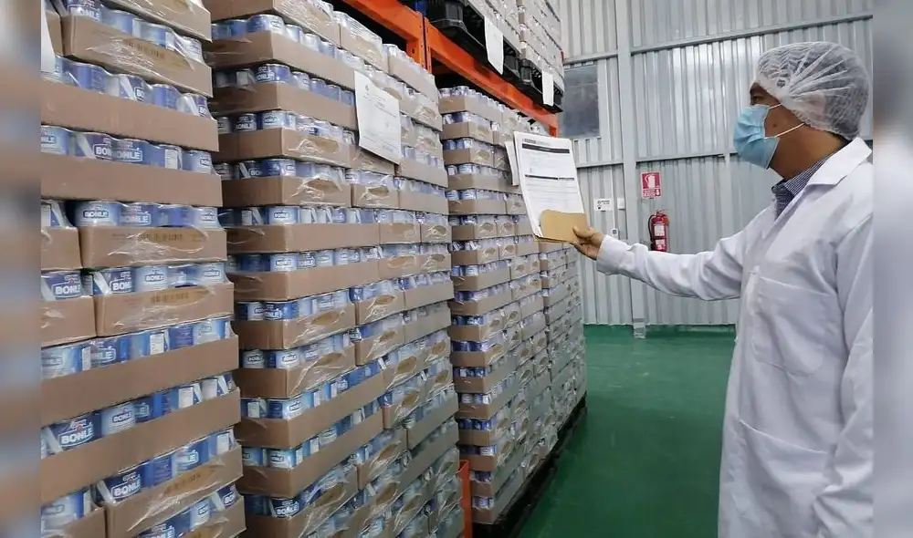 Funcionarios verifican calidad de los alimentos. Foto: Qali Warma Funcionarios verifican calidad de los alimentos. Foto: Qali Warma